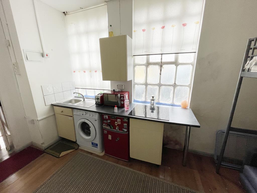 Lot: 101 - DETACHED STUDIO BUILDING IN PRIME LONDON LOCATION - Inside image of kitchen area